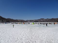 バスの待ち時間があったので、大沼の氷上を散策してみました。
この日は10℃を超える暖かさで氷上に水溜まりが結構できていたので、氷が割れないか少し心配でした。