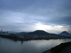 明けて次の日。
曇り～。
ホテルの窓から見えた風景。
あの三角の山はもしかして讃岐富士？