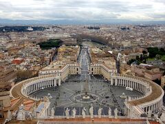 礼拝堂の入り口脇からクーポラへ登りました。
地上132.5ｍあります。

サンピエトロ広場とローマ市街！絶景！
