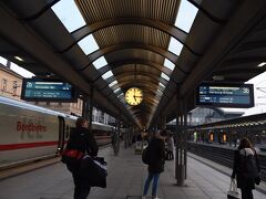 さて
ほぼ定刻の　１７：１６分(＋１分遅)に
マインツ中央駅に到着。


乗車するのは、５分後に
隣の３番線に　”EC６”が来るはず・・・・・・。


あれ？
