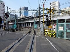 京急川崎駅を出発すると大きくカーブして本線と分かれます。