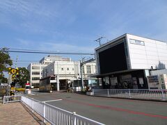 鈴木町駅
大師駅までの多摩川寄りには味の素川崎工場があり、駅の反対側は味の素専用口となっています。
この駅も戦前は「味の素前駅」だったのです。
鈴木の名は味の素の初代社長の鈴木三郎助から引用しています。
