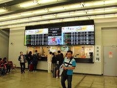 さて台中駅を見学、翌日に備えます。有人の切符売り場はこんな感じ。