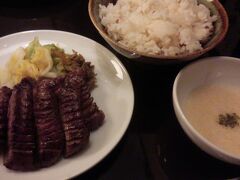 11時半前に仙台駅に到着。
友達と待ち合わせして昼飯は牛タン！