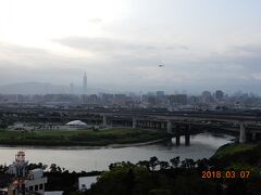 朝の風景です。天気はあまりよくありません。基隆河の向こうに台北市街が広がります。