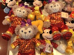 香港空港出発フロアのディズニーストアーにて。
ミッキーやダッフィも赤のおめでたい春節バージョンの服です。