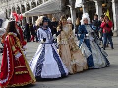 サンマルコ広場広場に到着。
ローマ広場～サンタルチア駅～グリエ橋～サンマルコ広場は、我が家の方針で歩くようだ。

早くホテルにチェックインしたほうがいいと思ったのだが、写真撮りながら歩くとなかなかホテルに近づけない。