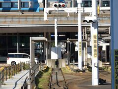 そして程なく高知駅に到着
目の前の高架の上には、2000系が停車中