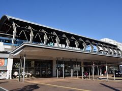 立派な高架の高知駅
特徴的な丸い屋根を支える骨組み構造
クジラをイメージしたものらしいです。