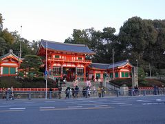 お店の外、直ぐ目の前に八坂神社です。