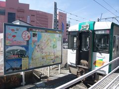 石巻に到着。
元々は電車が走る区間でしたが、この当時はまだディーゼルカーでの復旧でした。
奥のピンク色の建物は石巻市役所。百貨店が撤退した後の建物を有効利用。1階には食料品スーパーが入っています(スーパーは被災後売り上げが下がり、その後、撤退してしまったようです)。