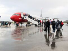 自分でもよくそんなギリギリの旅程を組むなと思うんですが、早朝の飛行機でオーレスンからオスロに飛んで、その日のうちにオスロから帰国便に乗ります。万が一オーレスンからの飛行機が飛ばなかったら帰国便に間に合わないんだけど、もうそれはいちかばちかで…(笑)いつも、そんな詰め詰めの旅程です。

今回オーレスン－オスロ間はノルウェーエアシャトル。LCCではありますが、評判はいいみたい。ちょうどいい早朝の時間と、お値段でこちらに。
オーレスンの空港まではバスで2，30分かな。街から少し離れた島に空港があります。空港は小さいので、迷うこともないでしょう。

今回も自動チェックイン機でチェックインしようとしたんだけど、どうしても何回やってもできなくって、なんかよくわからないんだけど、パスポートが必要だったっぽい？？最終的にスタッフの人にお願いしてカウンターでやってもらいました。フー、時間が迫る中焦ったぜ！！！