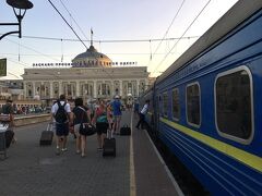 朝6:00過ぎ
定刻通りオデッサ駅に到着。ナデーシャ、イリーナ、そしてアントンにさよならを告げる。勿論チュッチュのことは無かったことにして(・∀・)
最後に彼らが口を揃えて言うには、『オデッサはウクライナ1犯罪が多くて危ない場所だから気をつけて！』
ええーっ！Σ（ﾟдﾟlll）
どうやらバカンス客目当ての犯罪が多発とのこと。気を引き締めていかなあかん、チュッチュに衝撃受けとる場合やないな…(しつこい)。