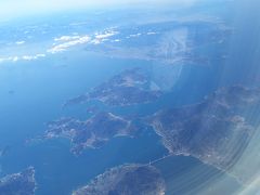 飛行機からの風景。
これ、島と島が橋で繋がっているから、しまなみ海道かな？
ここも一度、お邪魔してみたいです。
（違っていたら、ゴメンナサイ）