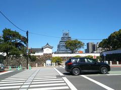 大分城址公園が、さばを食べたお店から程近い場所にあるようなので、食事を終えた後、お城を見に行ってみることにしたのですが、遠巻きに見えるお城は、亡霊のようです･･･