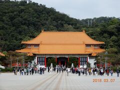 忠烈祠の門前に車を停めると、向こうから衛兵がゆっくり行進してくるのが見えました。　間に合うどころか余計な時間を必要とせずに、一番良いところが見れるではありませんか！　テリーさん有難う！！