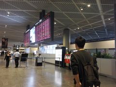 第一ターミナルで降りた瞬間、空港の掲示板を見る息子！
ここ海外しかないーーって！やっと行き先を知った息子。喜んでくれると思ったのに、就活中のため、企業から連絡あったらどうするんだよーって、ブチブチ言い出したので、ドコモショップへ駆け込んで、着信はできるように設定してもったりしてたらあっという間に、搭乗の時間。