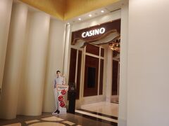 目的は、ビーチ沿いのパラダイスカジノ
息子は初体験です。本当に体験なので、二人で20000ｳｫﾝと決めて
入場。入場するにはパスポートが必要。受付で荷物をすべて預けます。