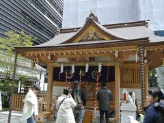 昼食は天丼一杯で存外満腹。
腹ごなしに徒歩で三越前まで来た。
福徳神社で簡単にお参り。
都心の一等地。ビルの谷間に贅沢ともいえるスペースを採って社を構える事が出来るのは日本橋ならでは。
新宿、池袋辺りではこんな土地活用はあり得ないだろう。