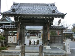 東福寺。草加宿の開宿に尽力した大川図書（おおかわずしょ）が創建したと伝わる。立派なお寺。