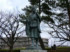 曽良さんの像の少し先、札場河岸公園に松尾芭蕉像。曽良さんを振り返っている感じ。細身でイメージ通りな芭蕉さん。
この辺りはロードレースのランナーがたくさん走っていた。