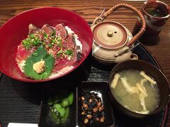 北越谷駅前の「はなの舞」で遅めのランチ。初カツオづけ丼定食790円。だし茶漬け好きなので最初からだし茶漬けで食べた。