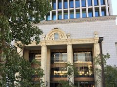 中之島ダイビル。
建築当初のレトロな構造を活かして改築された建物。
郵便局や丸福珈琲、スイーツ店「五感」等が入っています。
このビルを通り抜けて堂島川サイドにも行けます。
