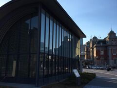 建築家安藤忠雄氏がデザインしたなにわ橋駅。
中央公会堂の最寄り駅です。
難波橋から中央公会堂に続くゲートをイメージして設計され、
中之島の建築物や真横を流れる二つの川との融合を図っているそうです。
夜間は青いLEDライトでライトアップとされるそう。
次回は是非夜に訪れてみたいですね。
