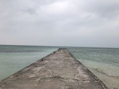 とりあえず、娘を寝かせてホテルのレンタサイクルを借りて散策に…
まずはすぐ近くの西桟橋へ、ここから夕陽を眺める予定があいにくのお天気で今日は見られそうもありません