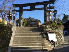 銅鳥居は東大寺の大仏を造る際に余った銅を利用したという伝説があります。