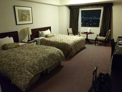 スカイツリーと東京タワーが見える部屋にグレードアップしてもらえました。
嬉しかったです。初日は左側のベッド、２日目は右側で寝ます。