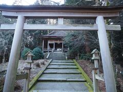 金峰神社は大峯奥駈道の主要部の入り口となります。
数十分歩くと女人結界があります。
ここで出会った堺在住の方と話が弾み、蔵王堂まで送ってくださいました。その人いわく、修験道の始祖たる役小角の命日が6/7で、金峯山寺では毎月7日には法要が行われるそうです。