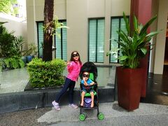 次は、シュノーケリングツアー！
いざ出発！
玄関までシャトルバスが迎えに来てくれます。
今回は、“プーケットしまかぜ案内人”という現地のツアー会社で、
「カイ島３島を半日でめぐるスノーケルツアー」を申し込みました。
このツアー、４歳以上から参加可能ということ。（６歳だったかな・・・）
２歳のボクちゃんも連れて行きたい！というと、あっさりOK
どうやら、４歳からはツアー料金が必要になるだけで、２歳児は無料。
沖縄では、参加自体が禁止だったので、このシステムにびっくり。
本当は１日ツアーが良かったけれど、ボクちゃんがいるので半日ツアー
１２時にピックアップに来てくれました。