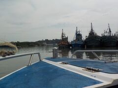 スピードボートに乗ってカイ島まで行きます。
ガイドさんが、屋根のある真ん中辺りに座れるように案内してくれ、
安全にボートに乗ることができました。