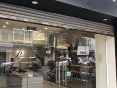 なんで結構歩くのにホテルまで歩きにしたかって、途中にフェヴァチョコレートの店舗があったからなんです。
そんなに遅くまでやってないので、じゃあもう今のうちに買っちゃおうかと。
店内はカラフルなチョコレートのディスプレイで楽しかったです！
またあとで買ったものまとめてレポしまーす。