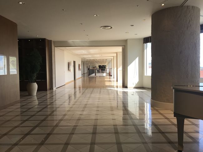 ロビーに戻って、スタッフさんにバスの時間を確認。<br />宿泊客でもないのに丁寧な対応。