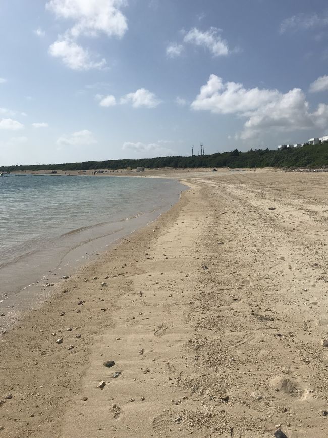 気温はなかなか快適なんやけど、やっぱり水温は低い。<br />やのに果敢に水着で入ってく男の人がいました。すごいー！<br />で、泳いだ後、砂浜でねてた。ひとりで。<br />いいな。日焼けとか気にしやんかったらもっと楽しいよなー。<br />海に行きまくりやしダイビングもしてるのに、日焼けは嫌い。