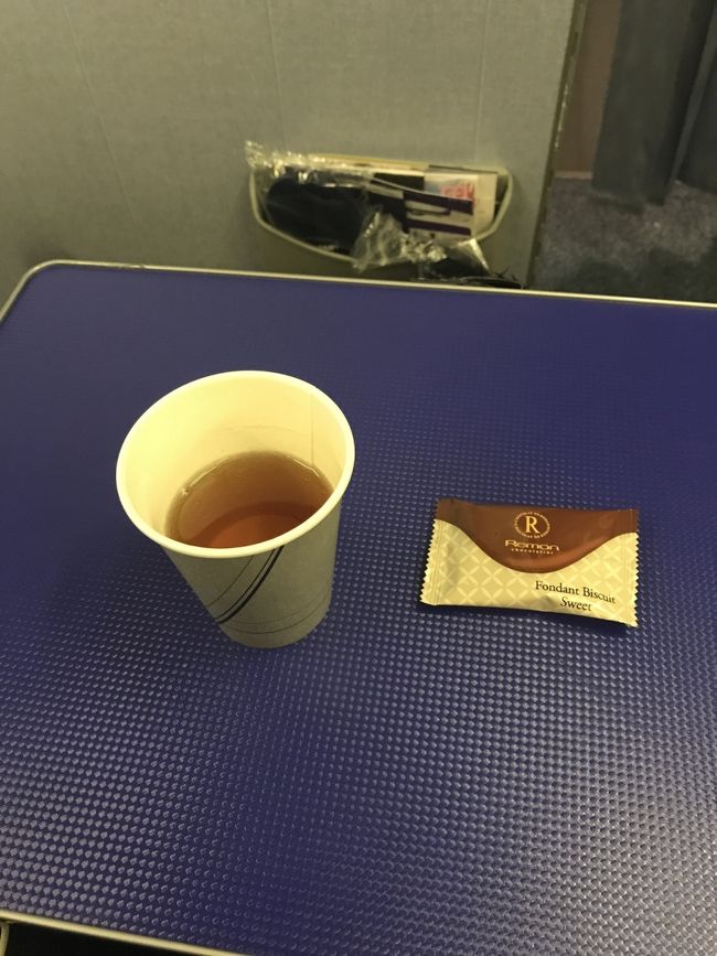 あと、個人的に好きなのがプレミアムクラスの紅茶。<br />普段は珈琲派なんやけど、ここのは好きで紅茶をがぶがぶ飲みます。<br />チョコレートのクッキーも美味しい。<br /><br />常連みたいな言い方してるけど、プレミアムクラスに乗り馴れてるわけでもない。