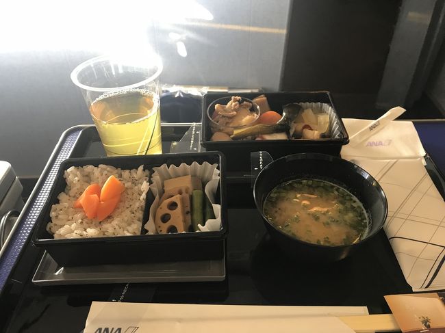 帰りもプレミアムクラスで。<br />１７時すぎに離陸して、割とすぐに夕食。<br />結構ボリュームがある。美味しかった。<br /><br />いつものことやけど、食べてばっか。