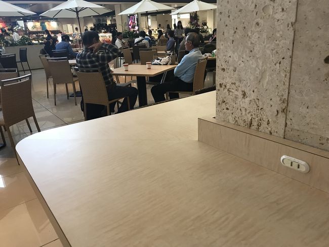 結果、さっぱりしたパインとねっとり濃厚なチョココーヒーに。<br /><br />空港にはコンセント付きのカウンターがあるので便利！<br />ラウンジがないのでここで充電しながらギリギリまで待ちます。