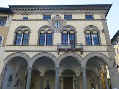 サン ミケーレ広場に戻り解散となりました。
これから2時間の貴重なフリータイムです♪

広場南側のプレトリオ宮殿（Palazzo Pretorio）

