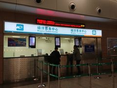 時間短縮のため、市内までリニアで移動しました。
案内に従って空港内を5分ほど歩きチケット売り場へ。

18:20
チケット購入。
片道50元が往復で買うと80元になりました。
地下鉄乗り放題付きもあるようでしたが、今回はリニア分のみ買っています。

・リニア(浦東空港⇔龍陽路)　80元
