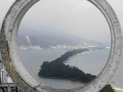 雪があがった瞬間をねらって、輪っかの中の天橋立の写真をパチリ。