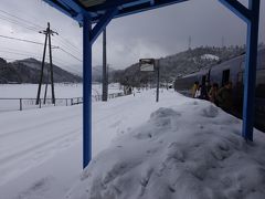 網野駅に到着。え、この雪の間を歩いていくの？