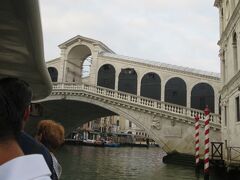 ヴァポレットに乗ってカナル・グランデ(大運河)を通り、リアルト橋へ向かいます。