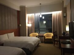 ロイヤル 嘉義 ホテル／皇品國際酒店　静かな郊外にある、豪華なホテル。
お部屋も綺麗でＢＳも入り、快適な滞在ができますが。
バスタブはありませんでした！