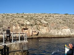 この日もいい天気。青の洞窟と言えばカプリ島しか知らなかったのですが、マルタには青の洞門があるとのこと。海が穏やかなのを願って向かいましたが、ボートが出ていることがわかりすぐに切符を購入。すでに30人くらいが並んでいましたがボートはまずまずの頻度で出発していたので10分ほど待って乗る事ができました。写真ではわかりづらいですがこんな時期に泳いでいる人がいました。