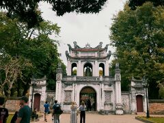 こちらが文廟の入り口。孔子廟ですね。
欧米人の観光客が多かったです。
入場料は30,000ドン。やっす！！