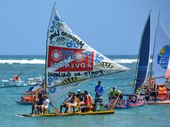 【ポルト・デ・ガリーニャス Porto de Galinhasの海を見よ！】

ヨットかと思っていた小舟の大群は、実は写真のようなイカダで......ただこれに乗って、どんぶらこ～ドンブラコ～....波に揺られているだけ....ブラジル人たちはこれだけで大喜びなんです～笑
