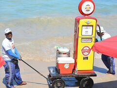 【...ポルト・デ・ガリーニャス Porto de Galinhasの海、いろいろな商売中...】

なんじゃ～こりゃぁぁ～！？